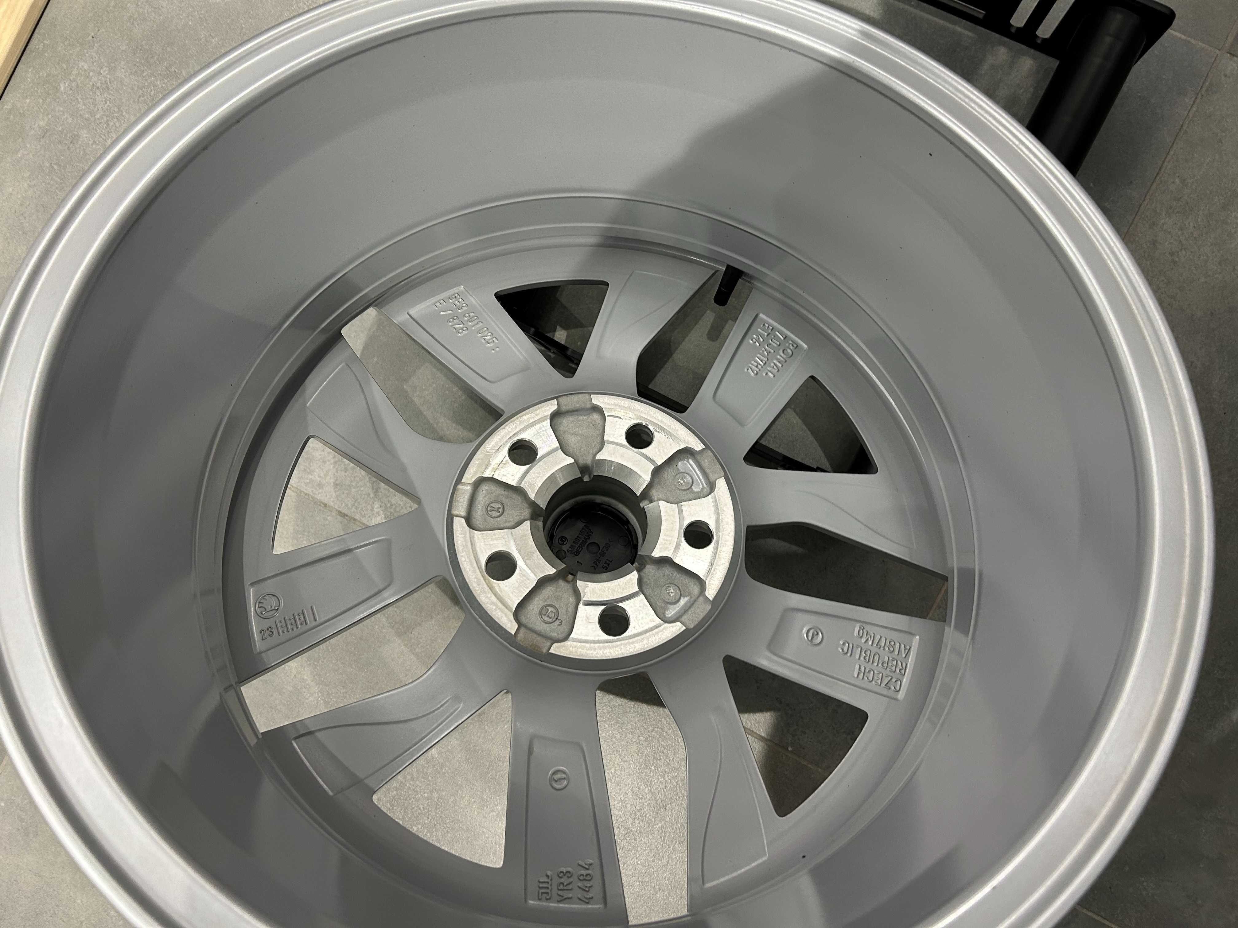 Oryginalna felga 17 5x112 ET46 SKODA Octavia III IV 5E3/601025E