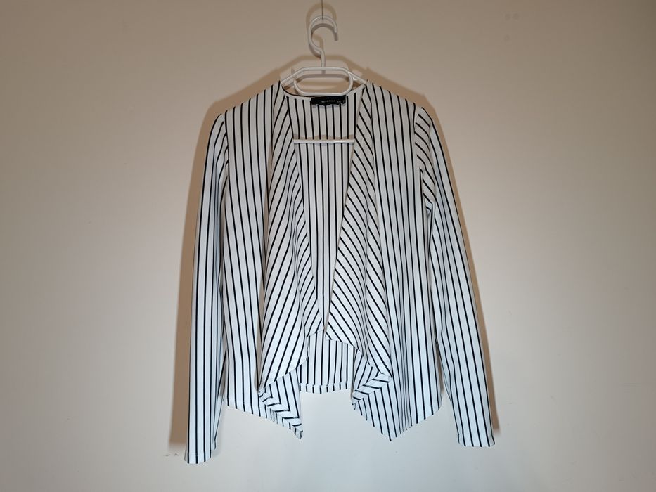 34 Reserved narzutka marynarka żakiet blazer biała