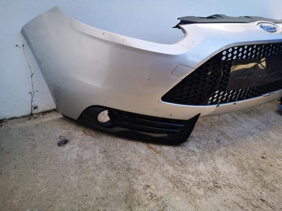 Pára-choque Ford Focus ST danificado