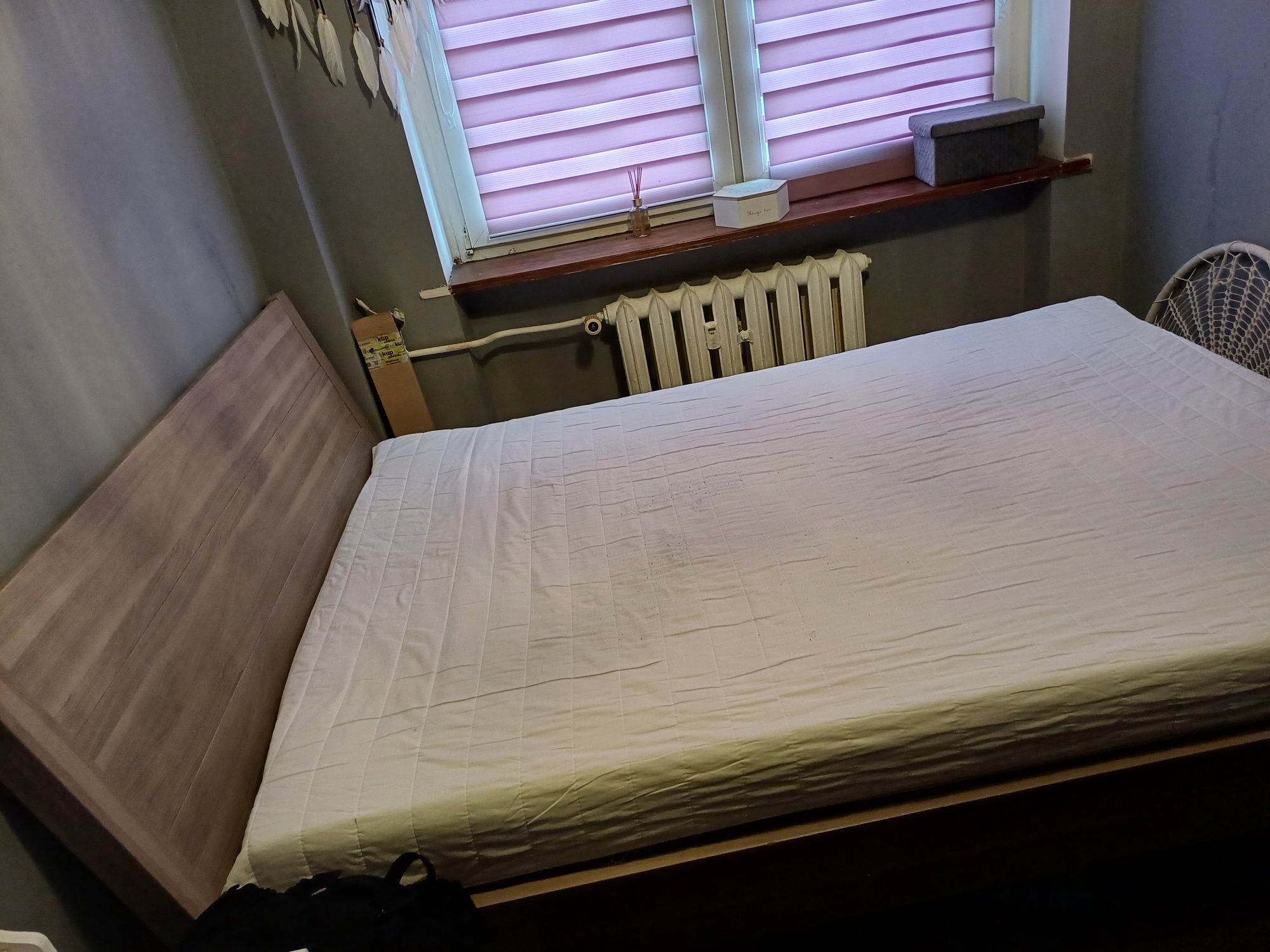 Łóżko sypialniane z materacem