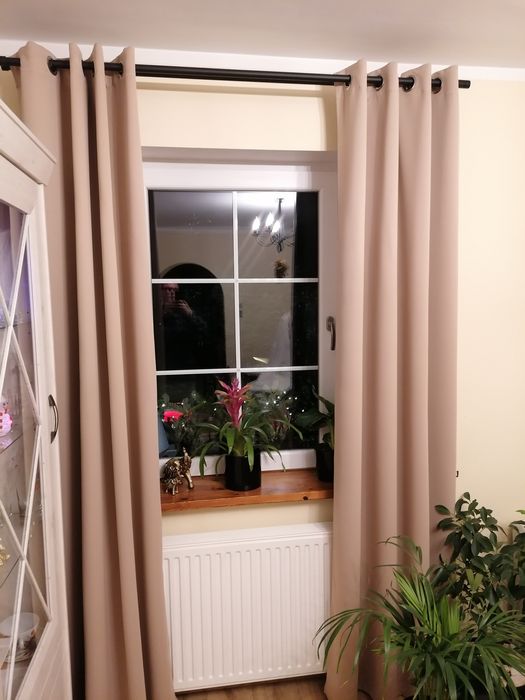 Zasłony zaciemniające na srebrnych przelotkach