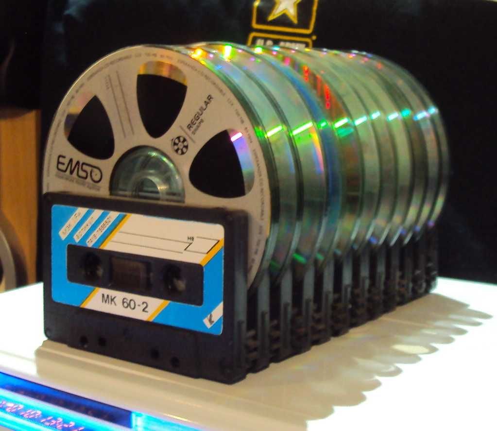 Оригинальная подставка для CD дисков сделанная с аудио кассет