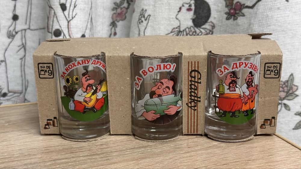 Набір декоративних чарок для горілки "Весела сім'я" - 6 штук по 50 мл.