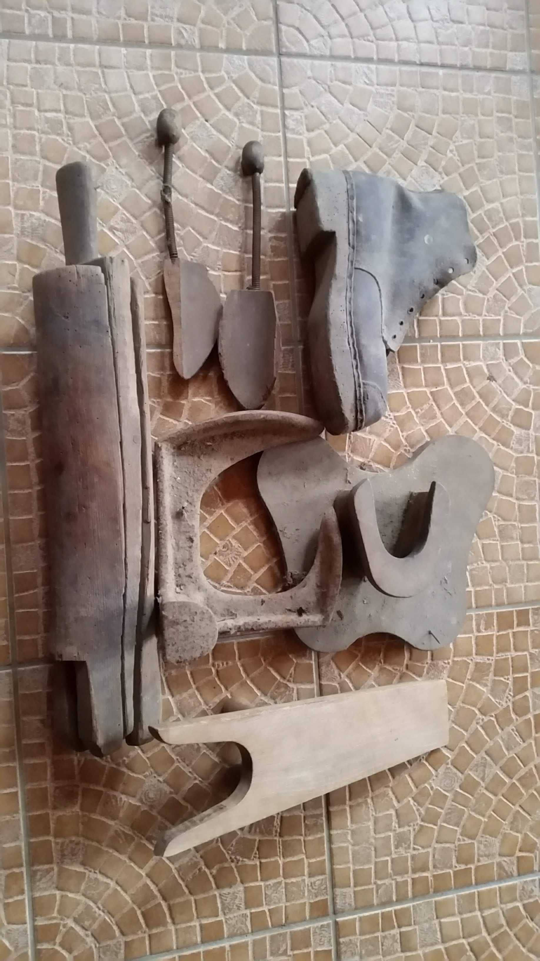 Narzędzia szewskie kopyto prawidła piesek stare buty drewniane