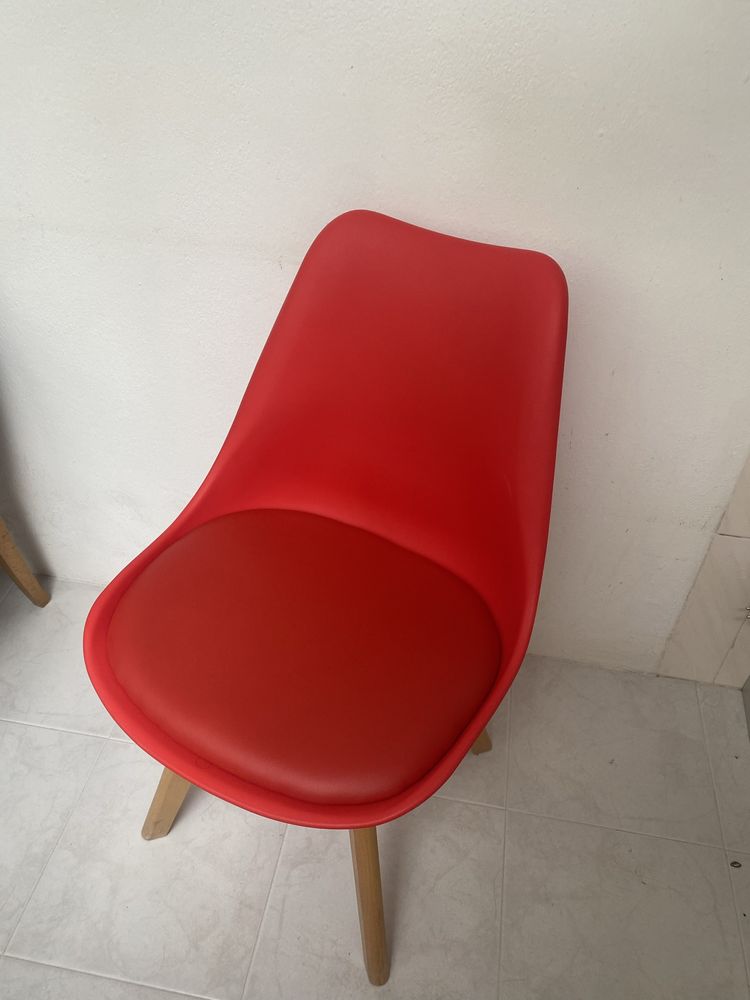 Cadeira Vermelha moderna c puff