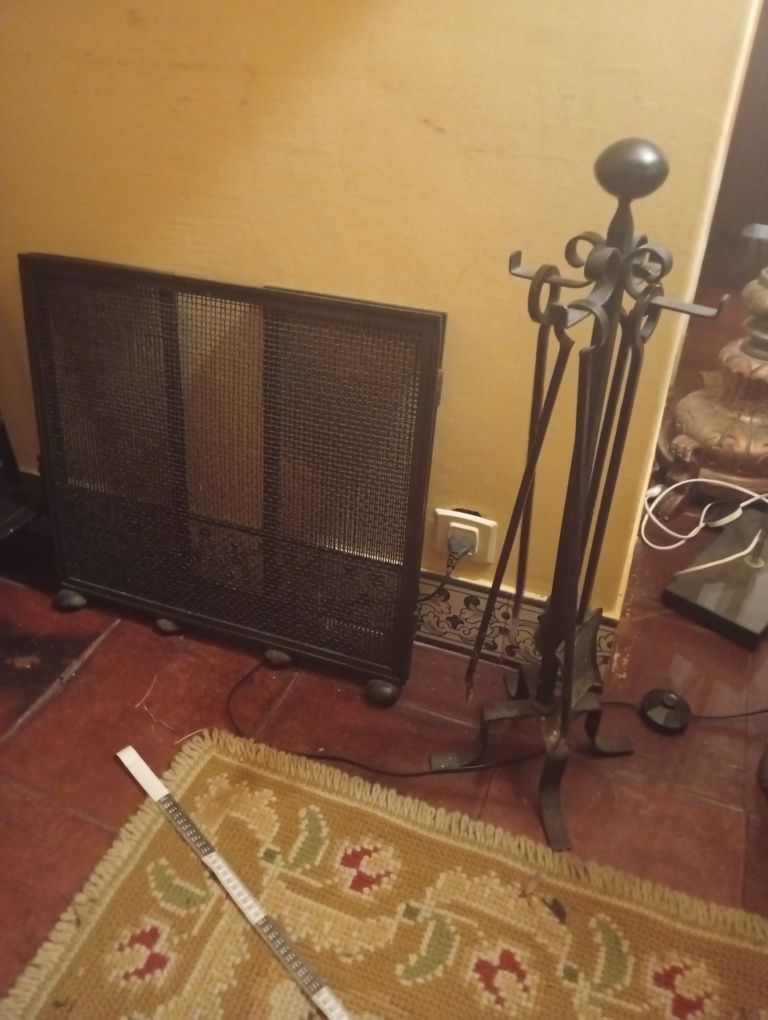 Protetor de lareira e ferramentas para manusear a lareira