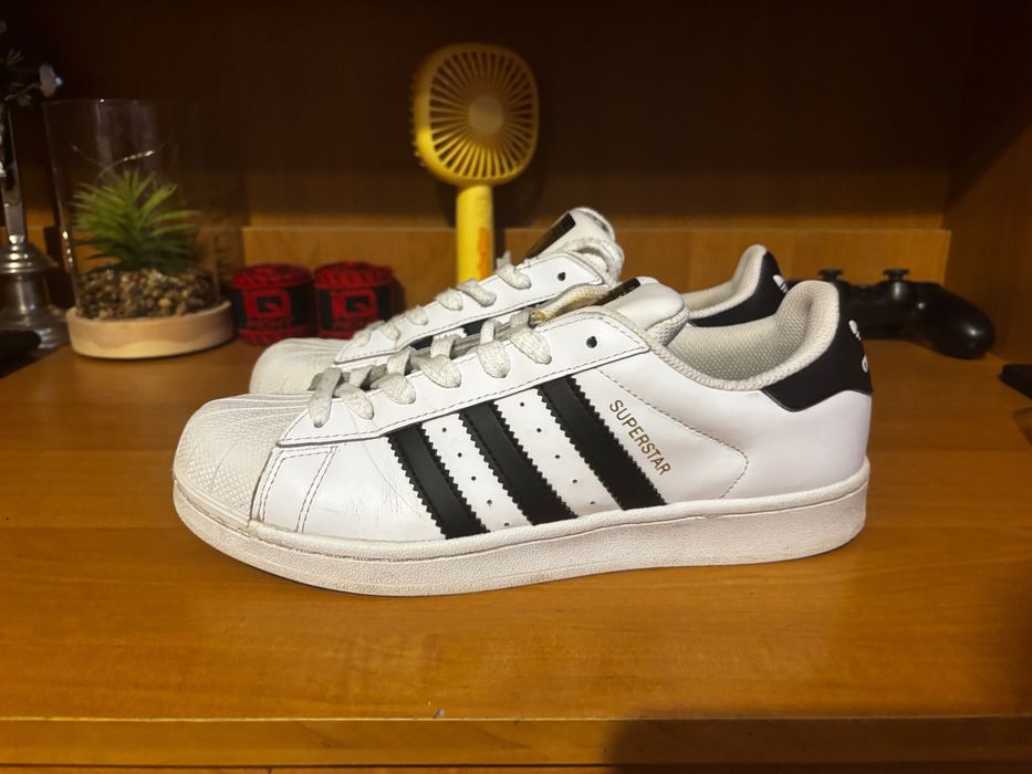 Adidas Superstar.