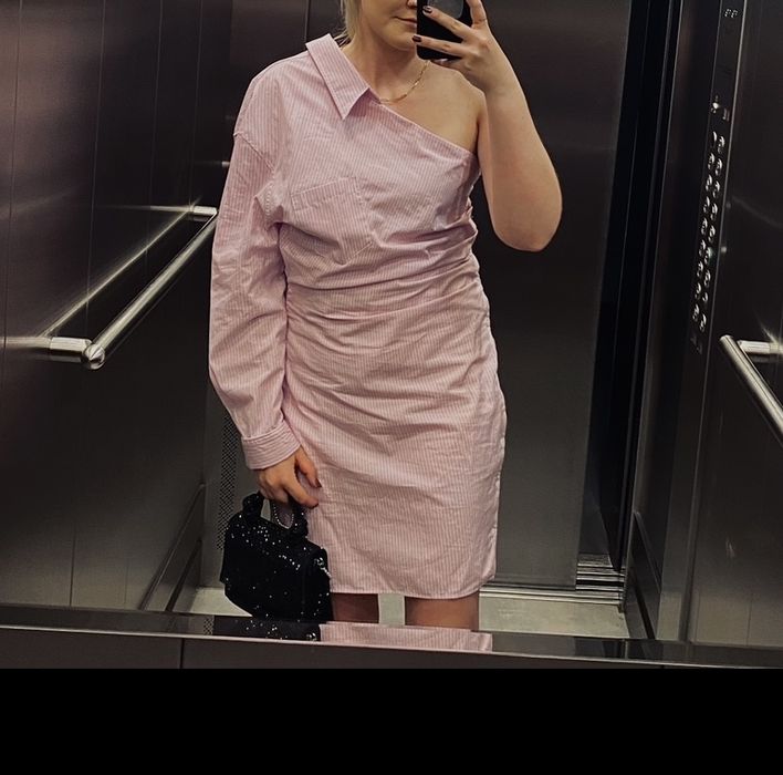 koszulowa sukienka zara rozowa bawelna  w paski biala na jedno ramie