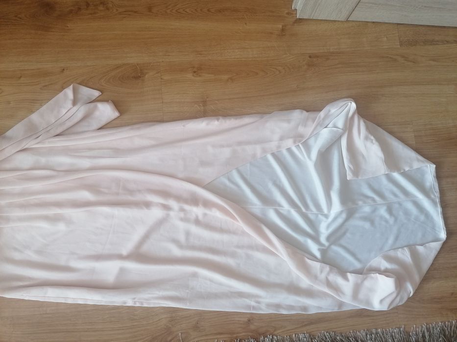 Sukienka asymetryczna rozciecie na wesele elegancka bez ramiączek