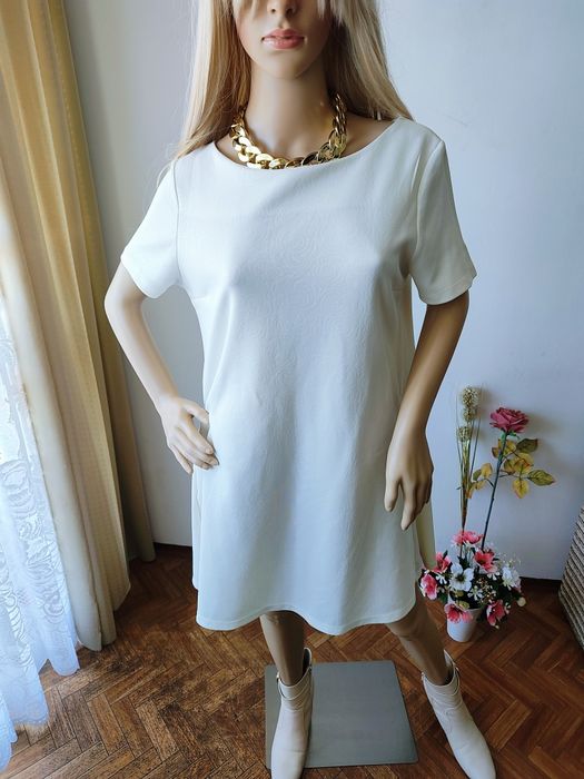 Elegancka kremowa sukienka MOON collection M minimalistyczna