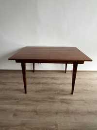 Stary drewniany stół z szybą