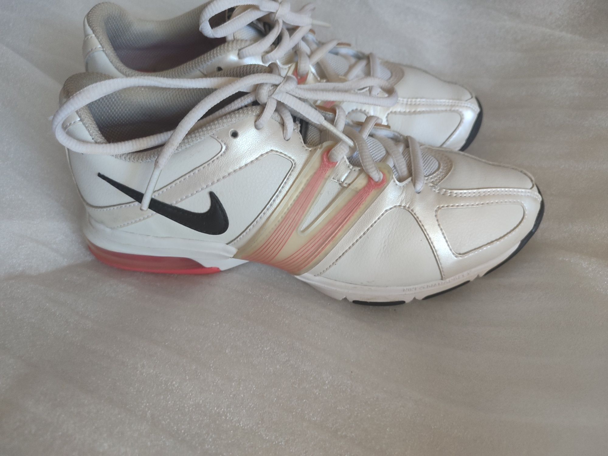 Кроссовки Nike р 36,5 (23,5)кожа