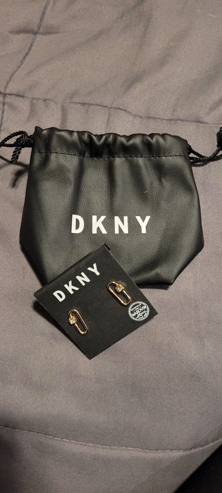 Kolczyki DKNY koloru złotego