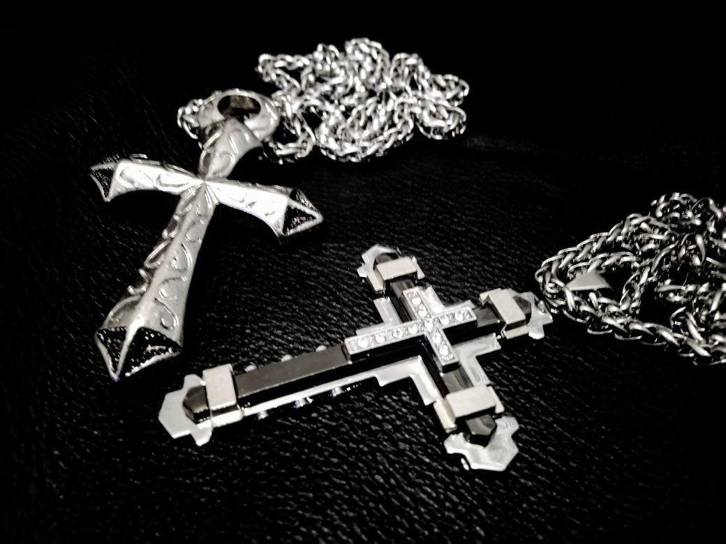 Efektowny krzyż gotycki bogato zdobiony wisiorek zawieszka łańcuszek