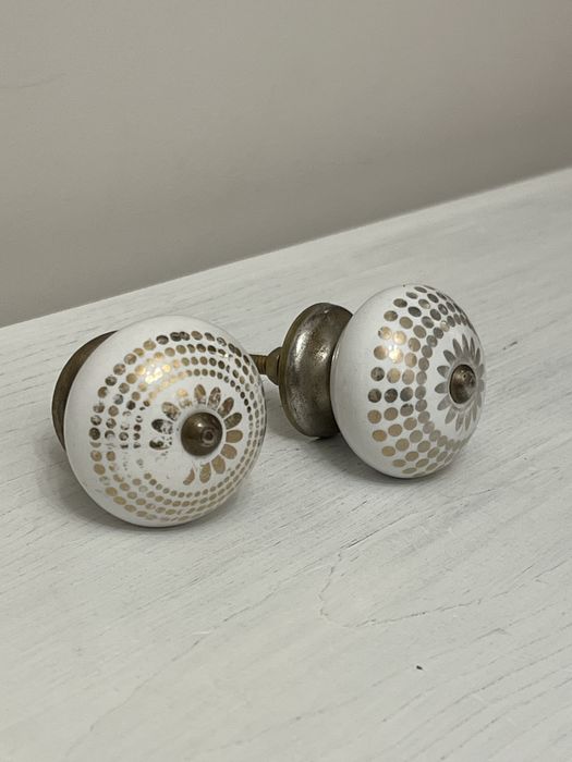 Uchwyty meblowe gałki biale ze złotym/srebrnym motywem