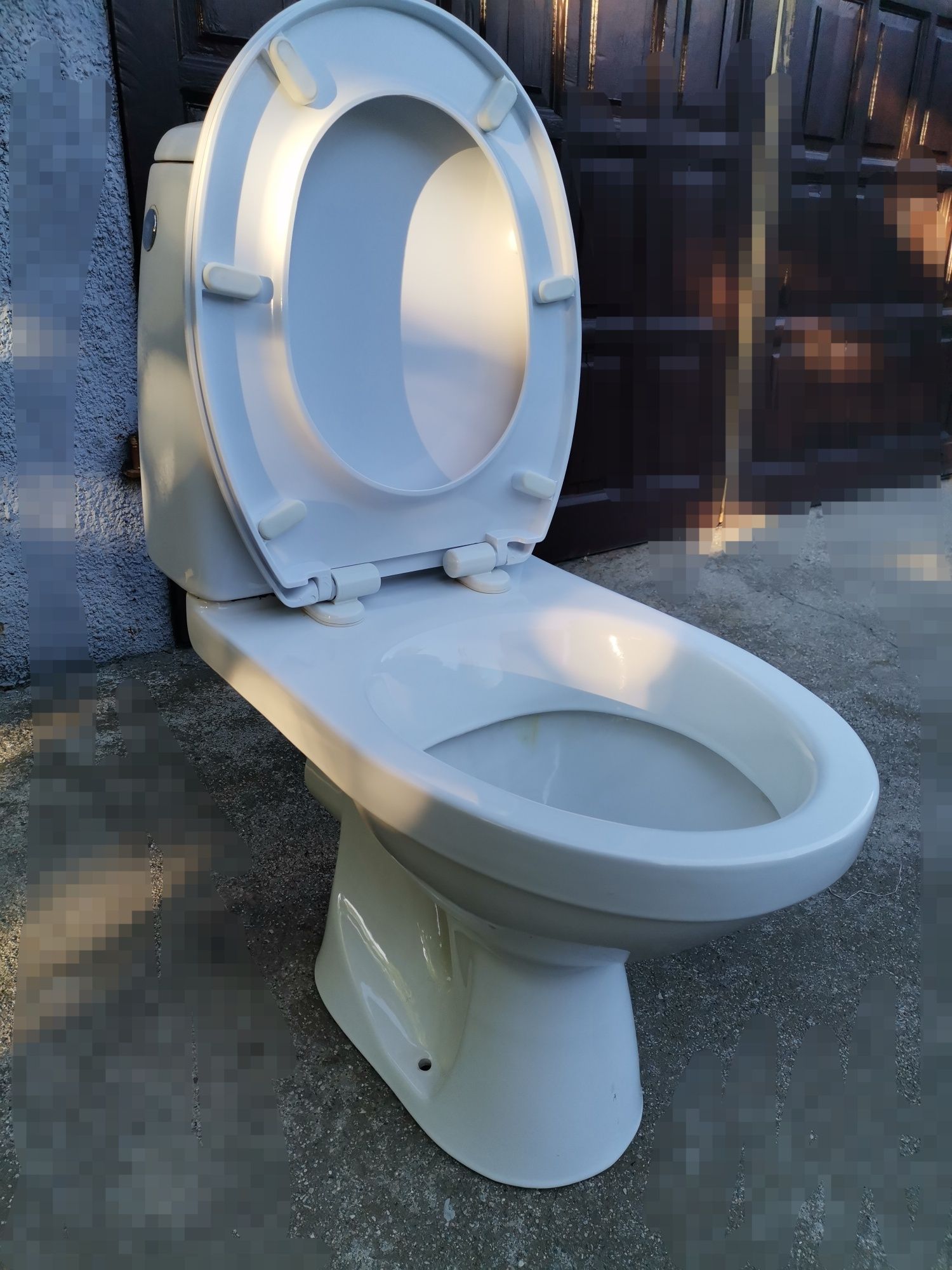 WC z nową deską sedesową