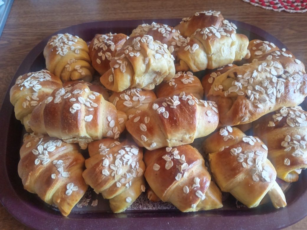 Ovos caseiros, pastéis e croissants