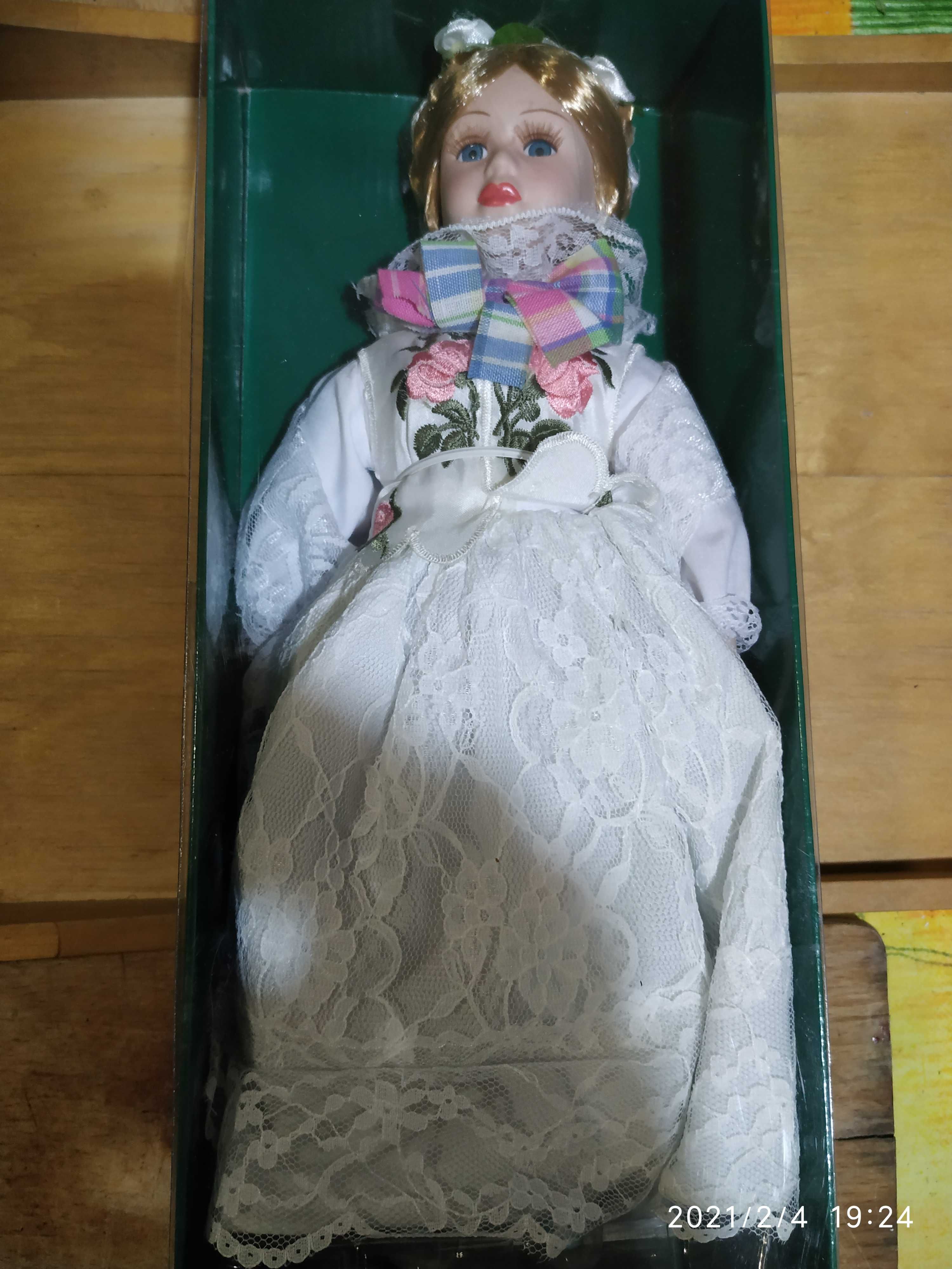 Duża porcelanowa lalka w polskim stroju ludowym