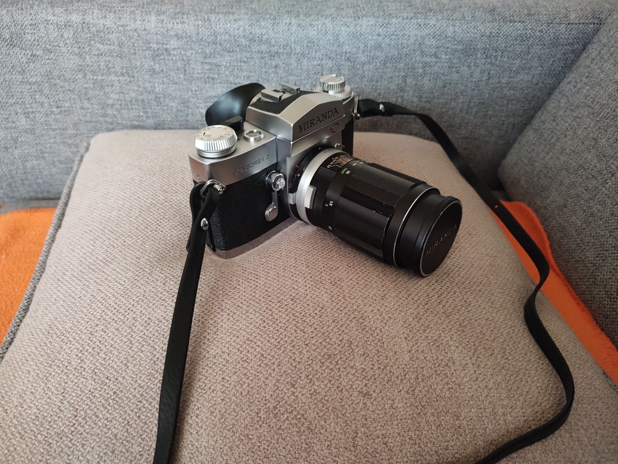 M44-Miranda Auto 135mm/teleobiektyw/stałka F3.5/filtr UV/etui/2x dekle