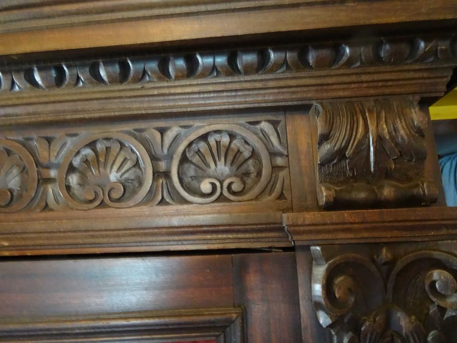 Piękna drewniana rzeźbiona biblioteczka, słupek.