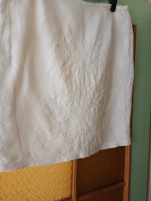 Biała spódnica z haftem