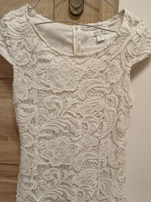 Markowa biała koronkowa sukienka Amisu w rozmiarze 38/M