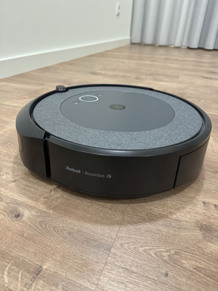 Robot aspirador Roomba iRobot i5+ com Clean base