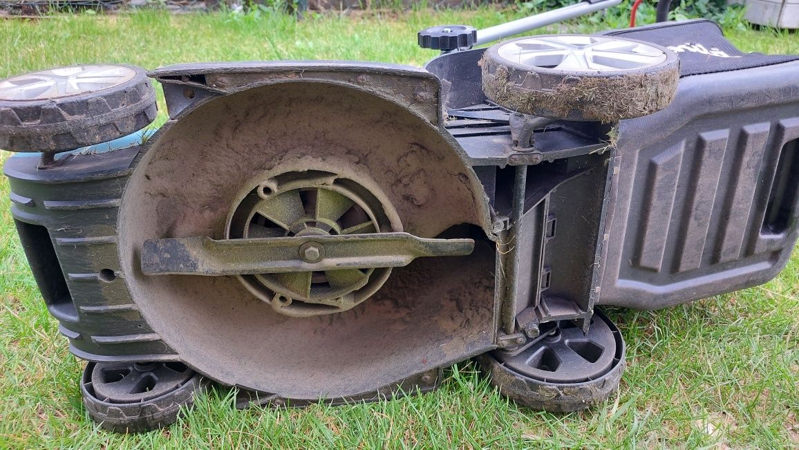 Kosiarka makita elm3320
