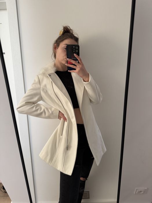 Płaszcz biały ozdobny futerkowy kołnież