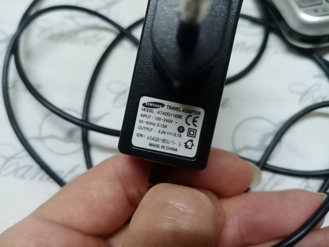 Телефон Nokia и зарядное устройство Samsung