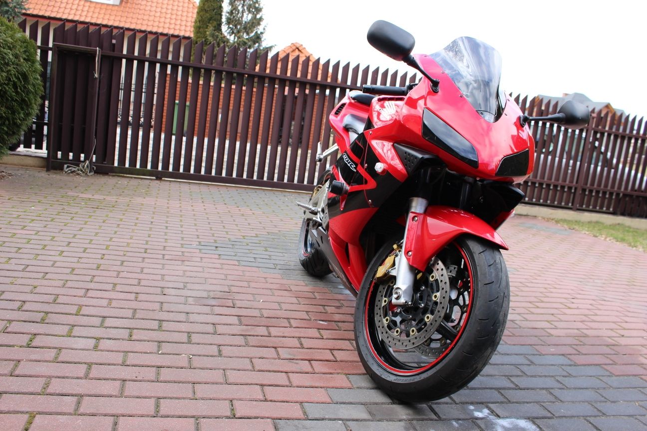 Honda CBR 600 RR PC 37 owiewki torowe i drogowe. Kanapa w alkantarze.