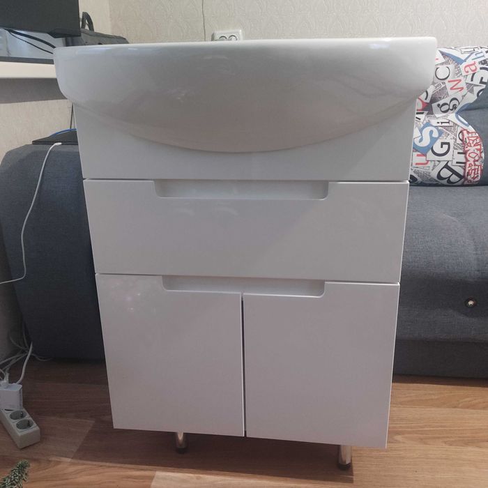 Умивальник з тумбою.