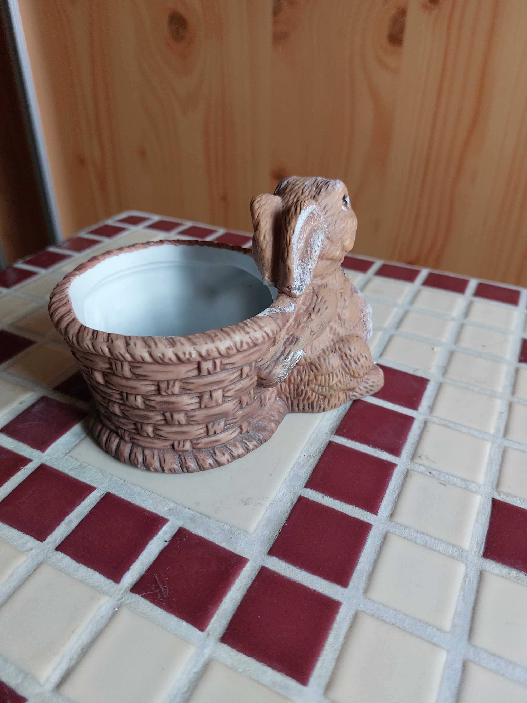 Ceramiczny  zajączek  doniczka