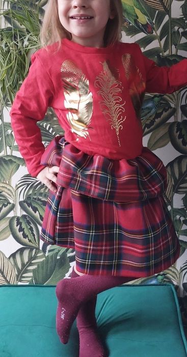 116 Sukienka w pióra i krata czerwona