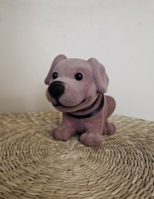 Piesek kiwający głową z podklejonym rzepem.