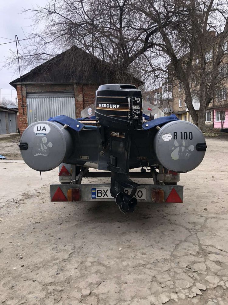 Лотка з мотором та прицепом