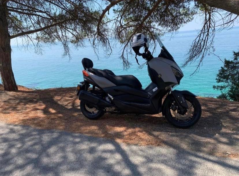 Yamaha Xmax 300 inclui  alforges laterais