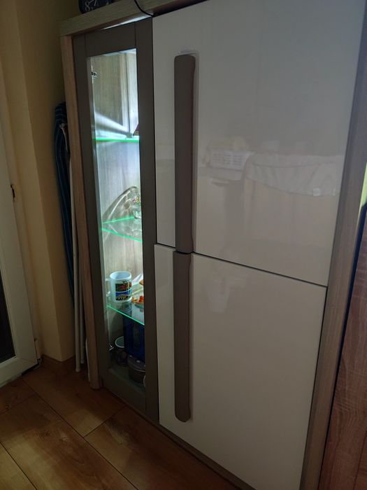 Półka stojąca z oświetleniem