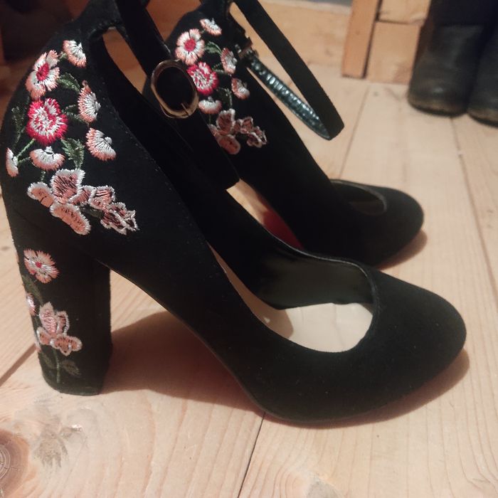 Жіноча туфлі з вишивкою