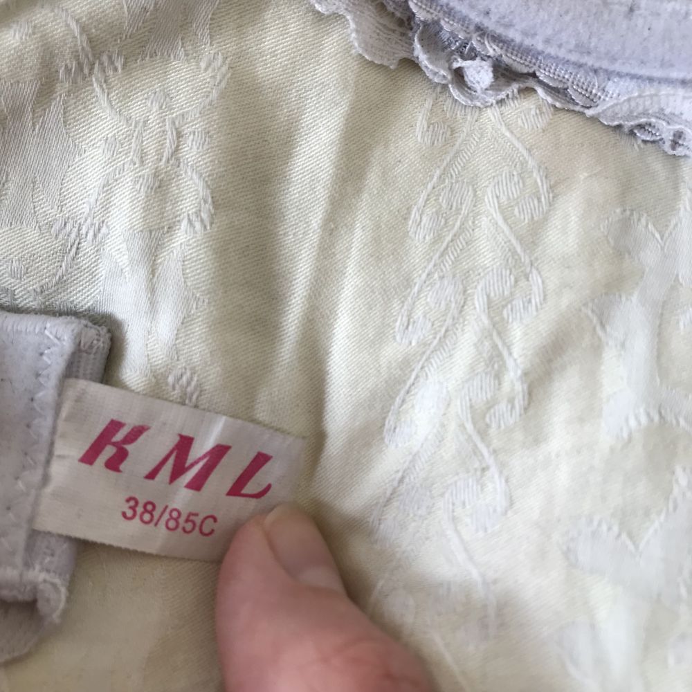 Bialy koronkowy stanik push-up rozmiar 38/ M/ 85C