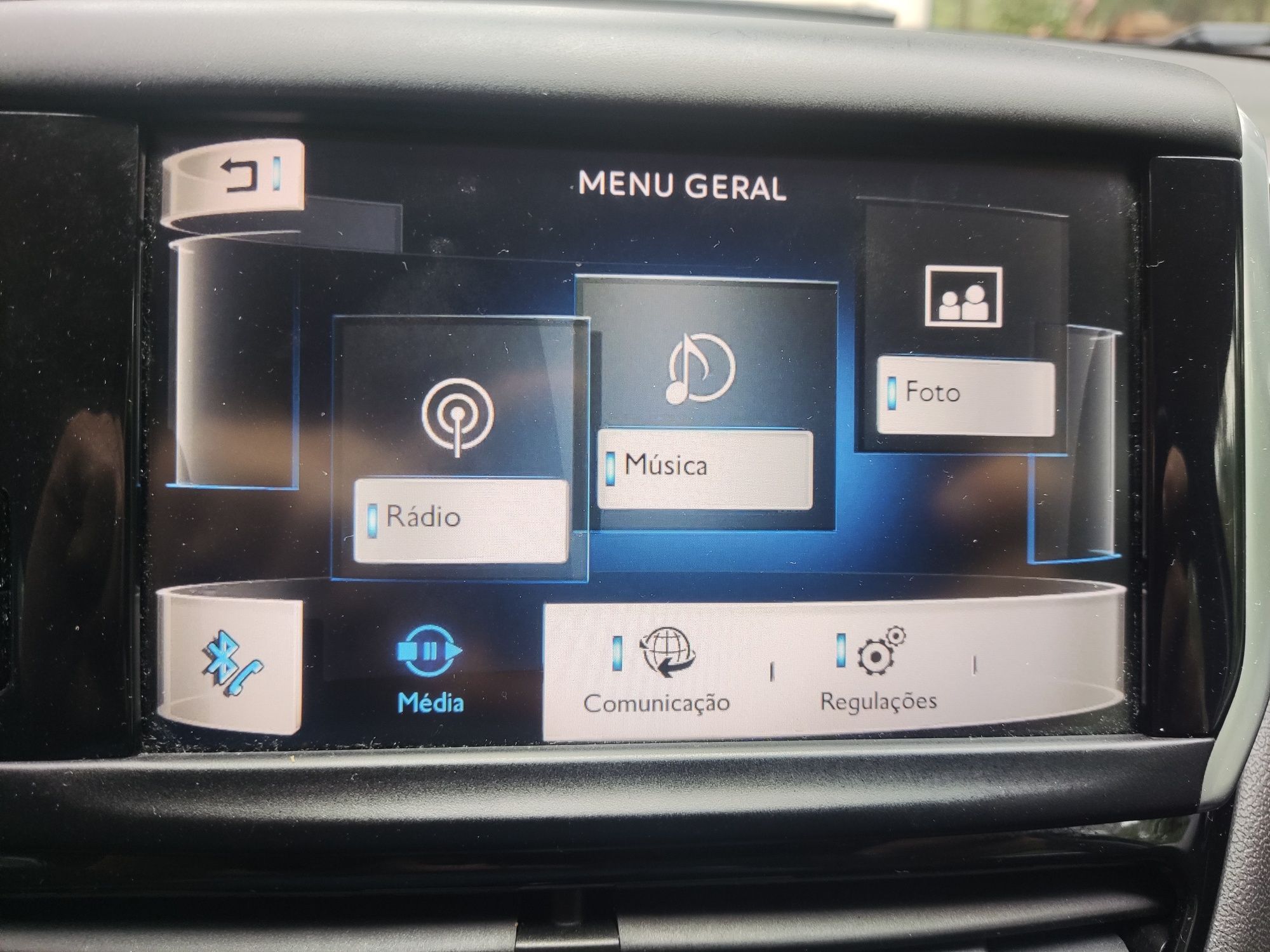 ## Peugeot 208 1.2 ##