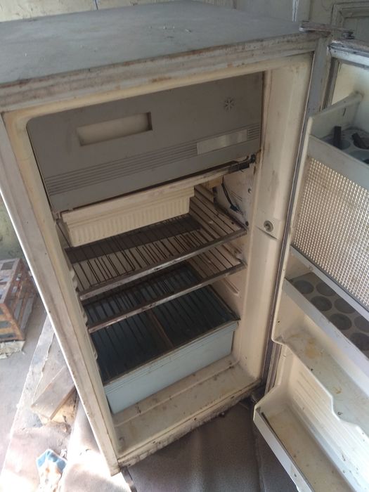 Холодильник бу советский "Донбасс" в рабочем состоянии.