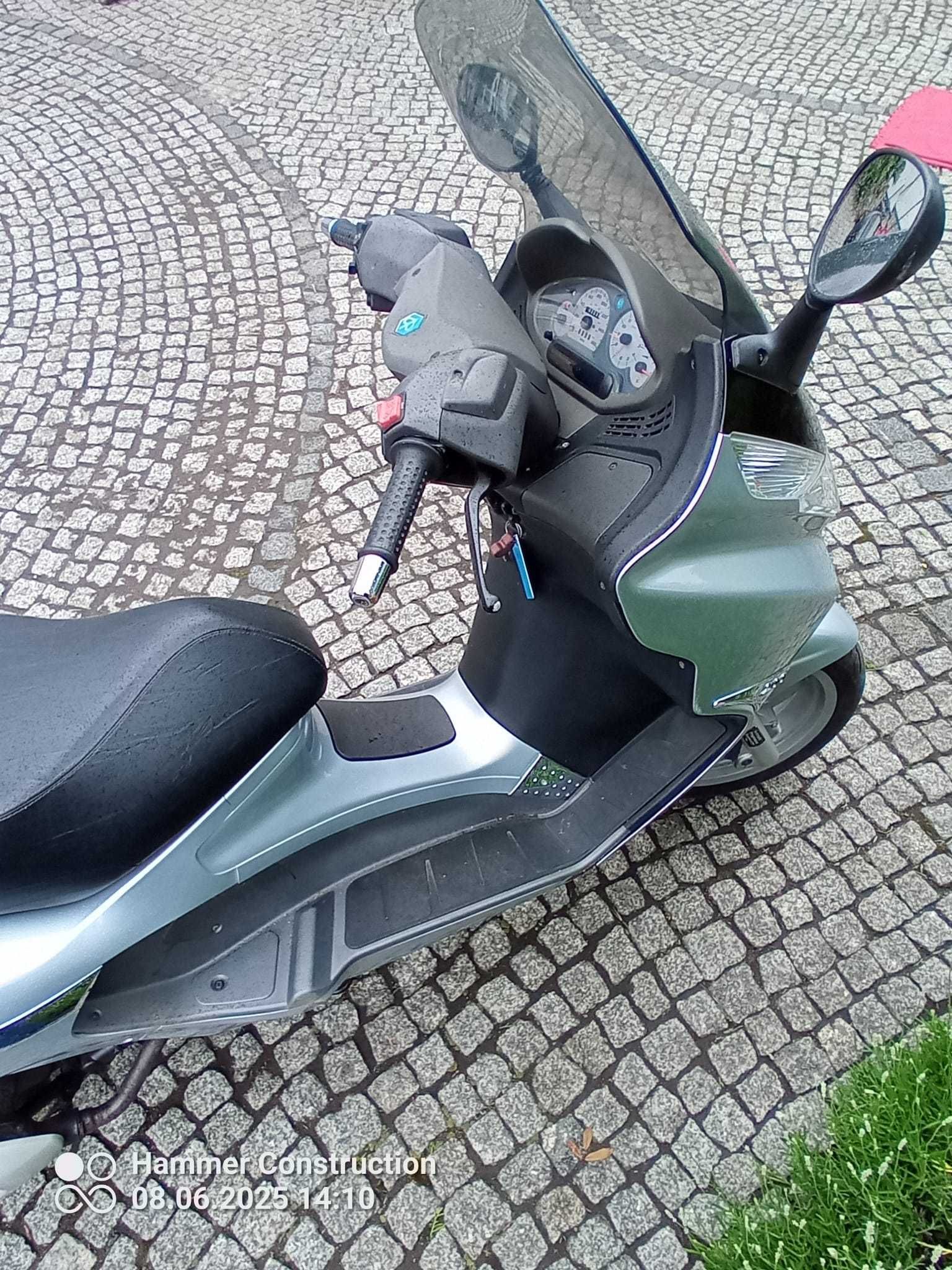 Skuter Piaggio x8