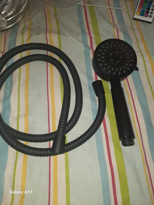 Choveiro e mangueira cor preto