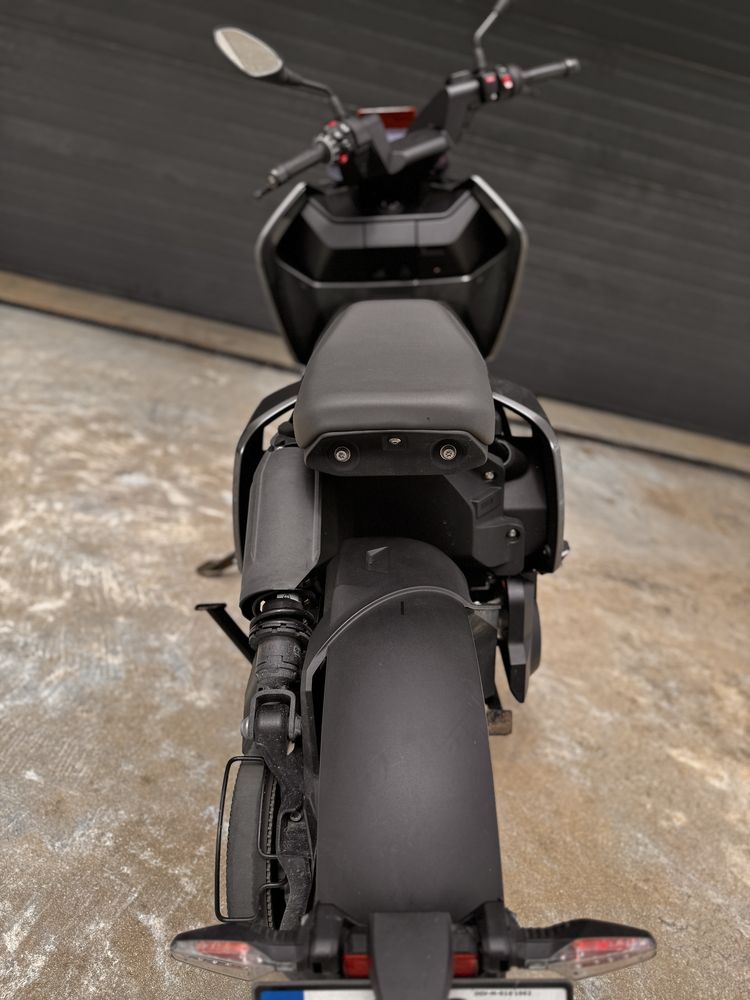 BMW CE04 como nova