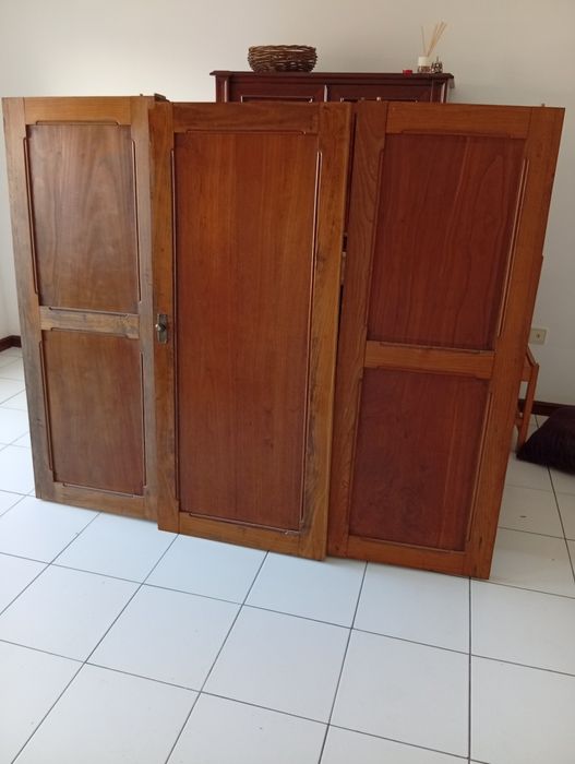 Guarda Roupa em nogueira maciça