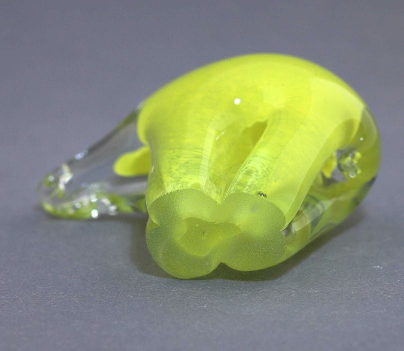 Przycisk do papieru, figurka szklany żółty niedźwiedź, miś