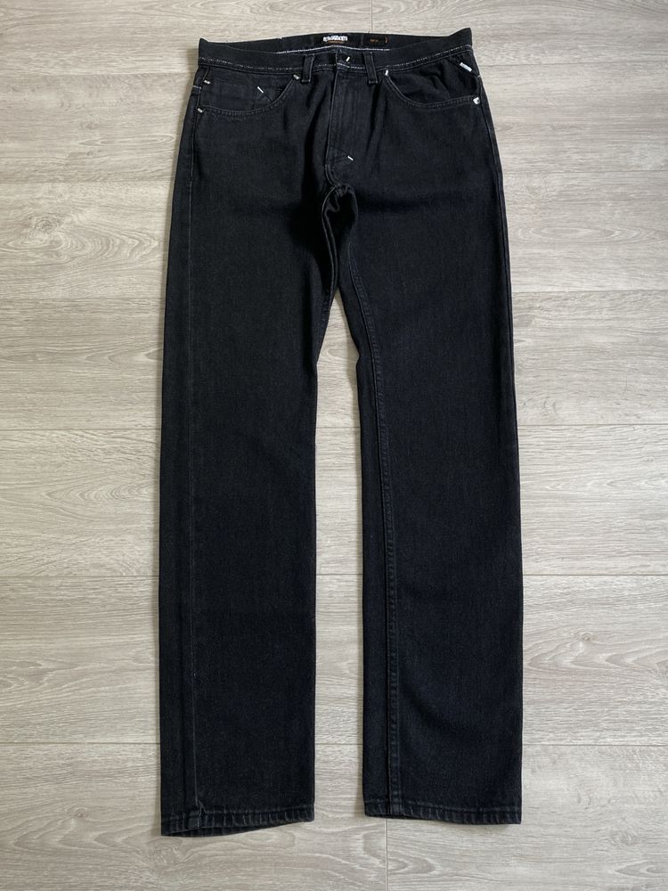 W32 L Czarne Jeansy Mass Denim Tapered Fit z Tagiem Logo Na kieszeni
