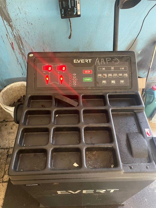 Обладнання для шиномонтажу станок монтажний та балансувальний