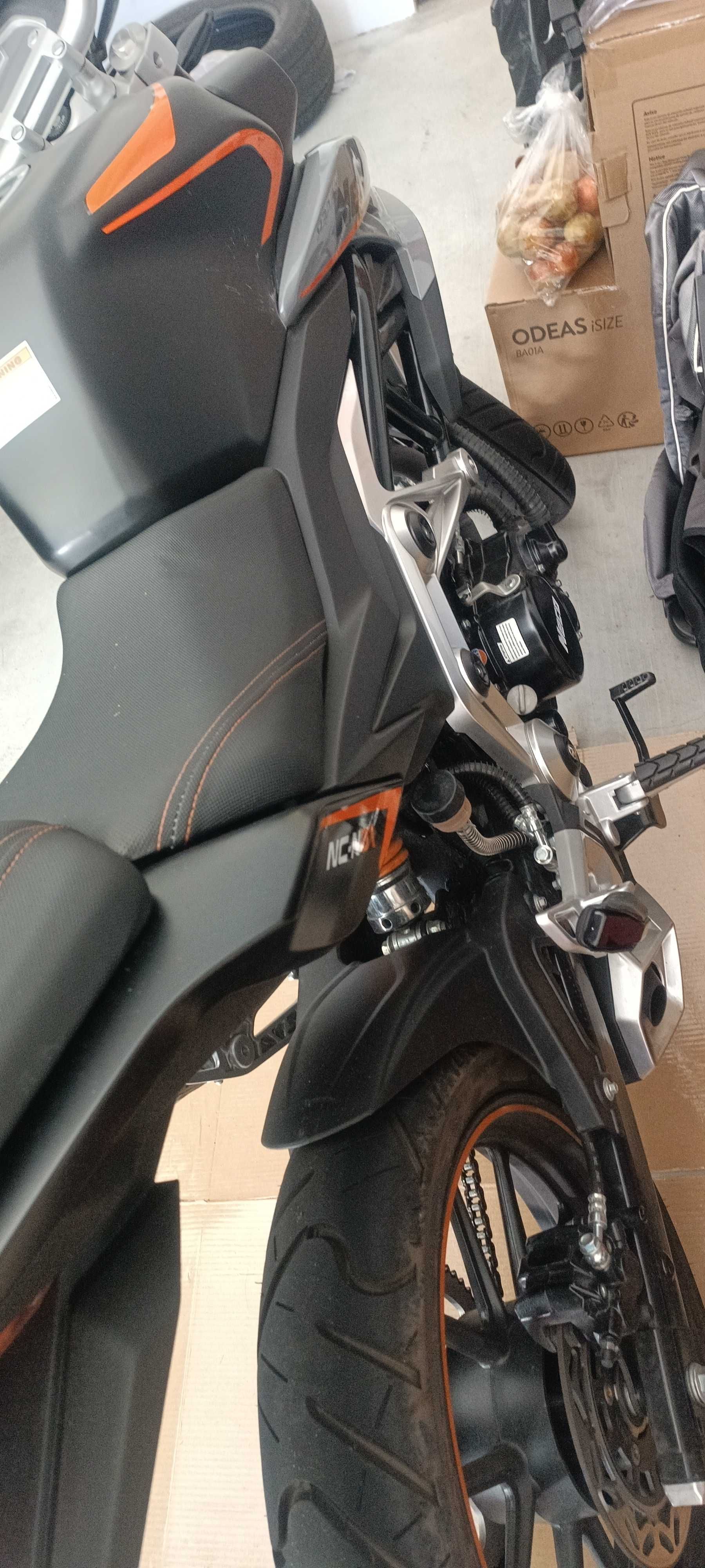 Mota 125cc com 1 ano de uso